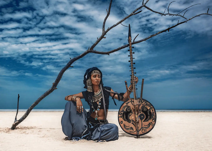 Canvas Schilderij - Tribal Woman in Desert