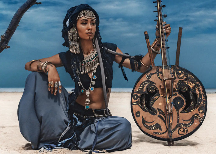 Canvas Schilderij - Tribal Woman in Desert