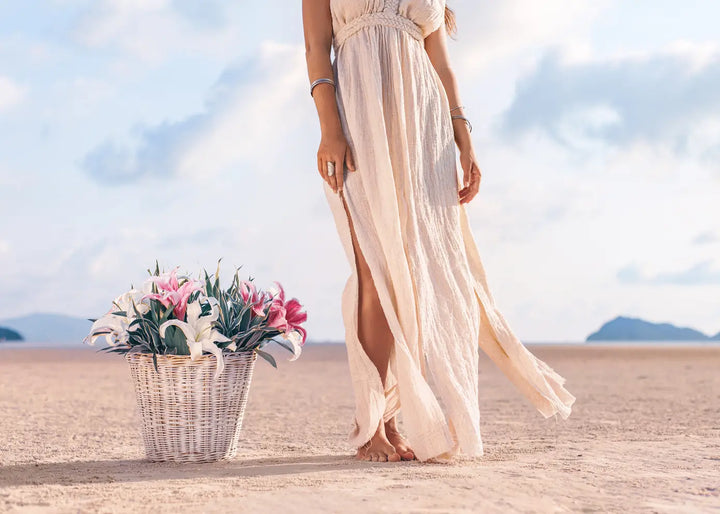 Canvas Schilderij - Beach Woman with Flowers
