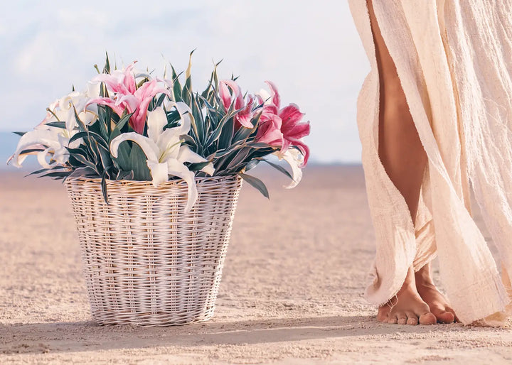 Canvas Schilderij - Beach Woman with Flowers