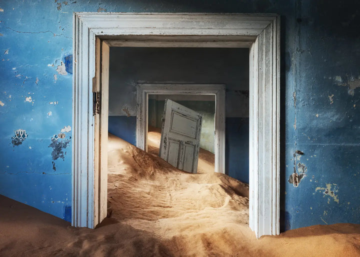 Canvas Schilderij - Sand Filled Doorway
