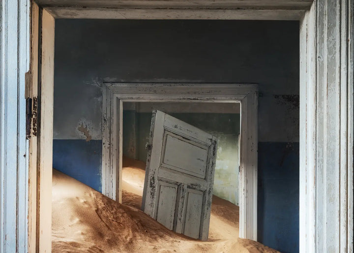 Canvas Schilderij - Sand Filled Doorway